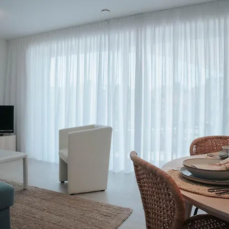 Nieuw Nabij Het Met Privégarage *