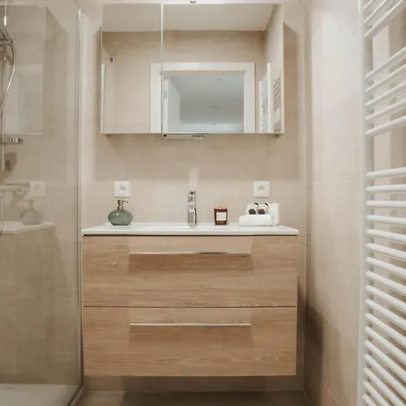 Nieuw Nabij Het Met Privégarage *